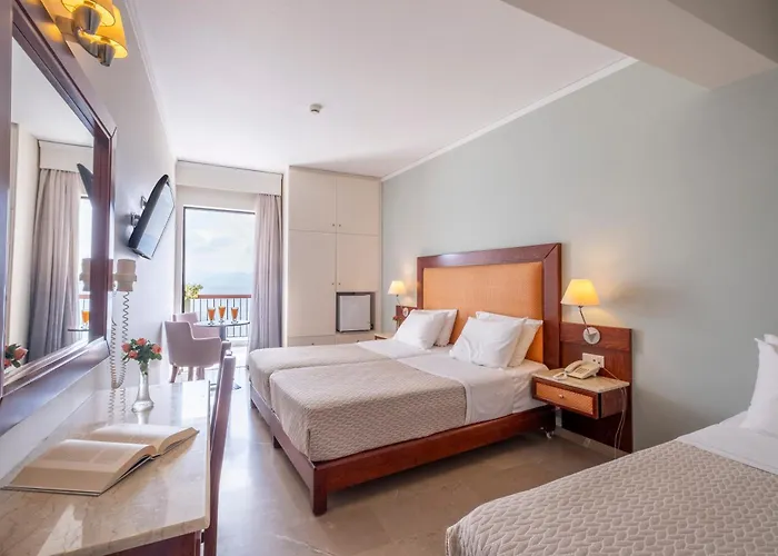 John & George Otel Tolón