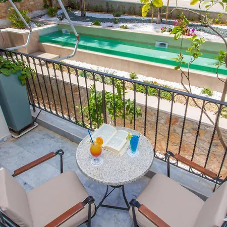 Hotel John & George Tolo