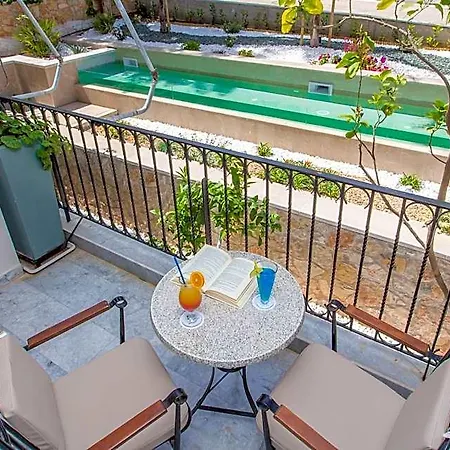 John & George Hotel