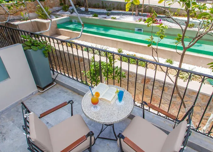 Hotel John & George Tolo