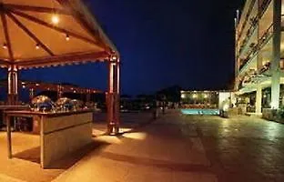 Hotel John & George Tolo