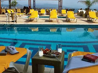 Отель John & George Толон